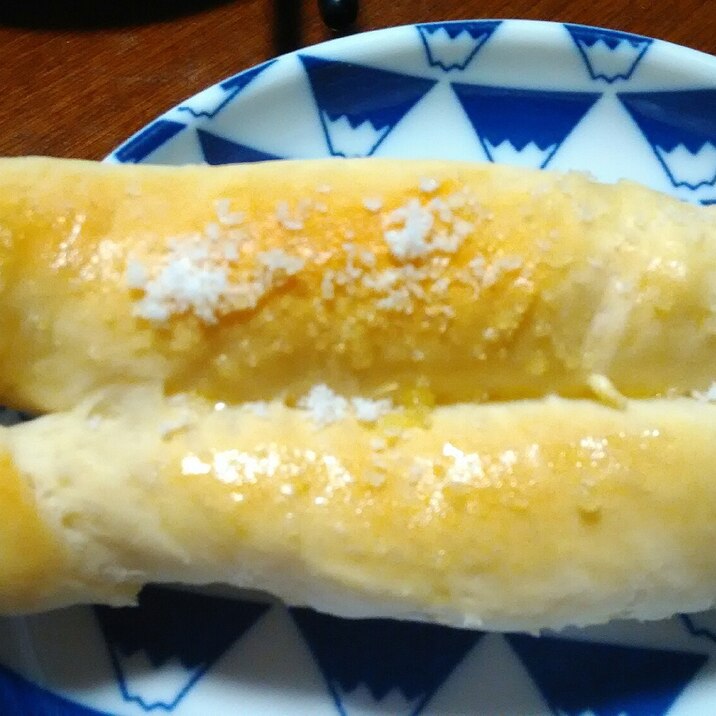 バターに砂糖をかけたバター香るパンに仕上げました。